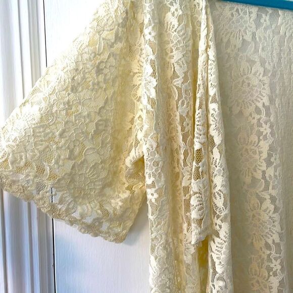 LuLaRoe Monroe cream lace kimono with black fringe size Small - Picture 2 of 8